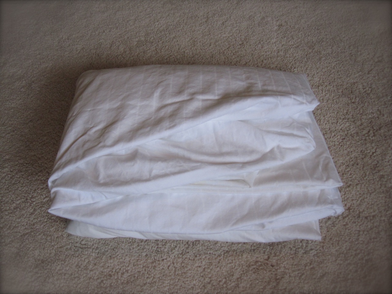 How to fold fitted sheets - Ask Anna