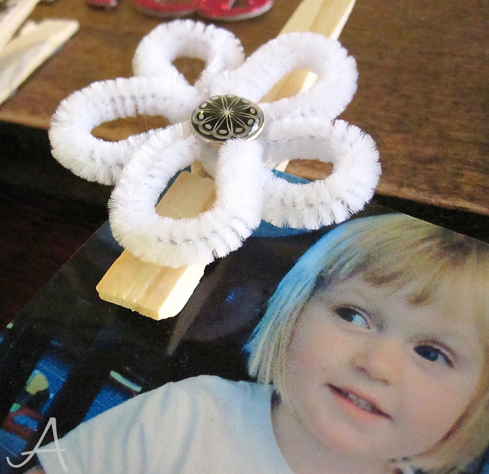 DIY photo clipboard, the perfect gift idea for the grandparents. They will love them for years to come and each year you can give them new pictures to hang on it.