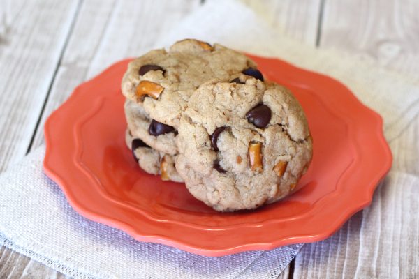 Gluten free and vegan peanut butter chocolate chip pretzel cookies - Ask Anna