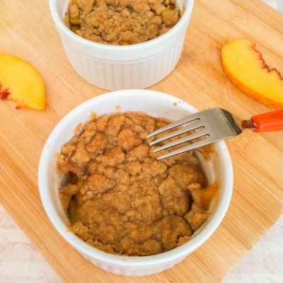 The Easiest and Most Delicious Peach Crumble