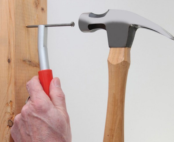 Magnetized nail setter, a great gift idea for the DIY husband