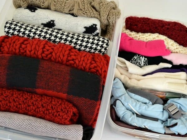 A quick and easy tip to organize hats, scarves and gloves. All you need is a few minutes! 