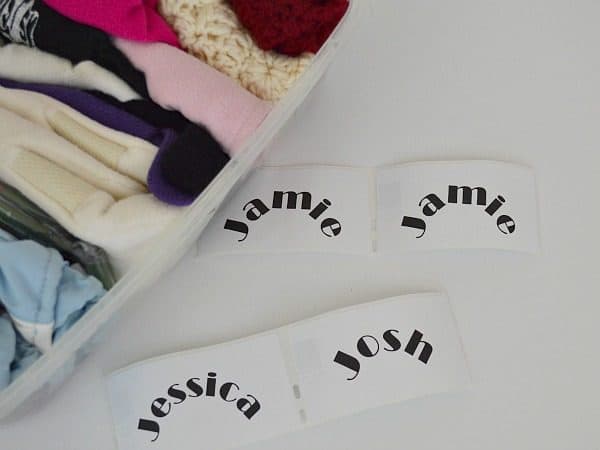 A quick and easy tip to organize hats, scarves and gloves. All you need is a few minutes! 