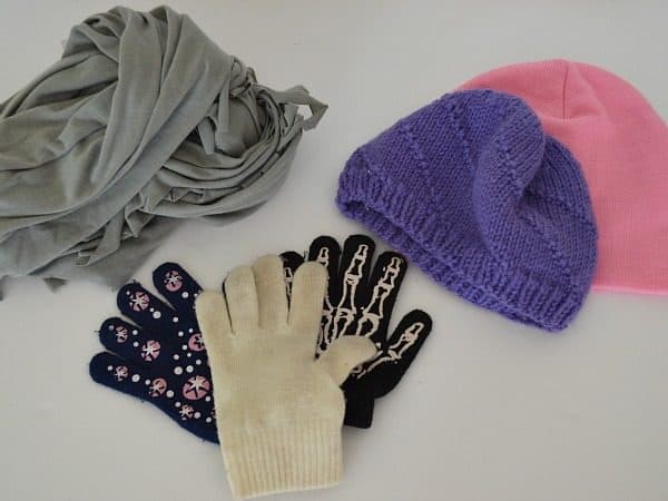 A quick and easy tip to organize hats, scarves and gloves. All you need is a few minutes! 