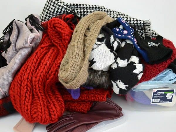 A quick and easy tip to organize hats, scarves and gloves. All you need is a few minutes! 