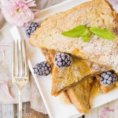 Thick crusty bread stuffed with cookie butter then dipped in a vanilla egg mixture. This cookie butter stuffed French toast is deliciously indulgent, perfect for brunch and special occasions like Mother's Day! | Cooking with a Wallflower