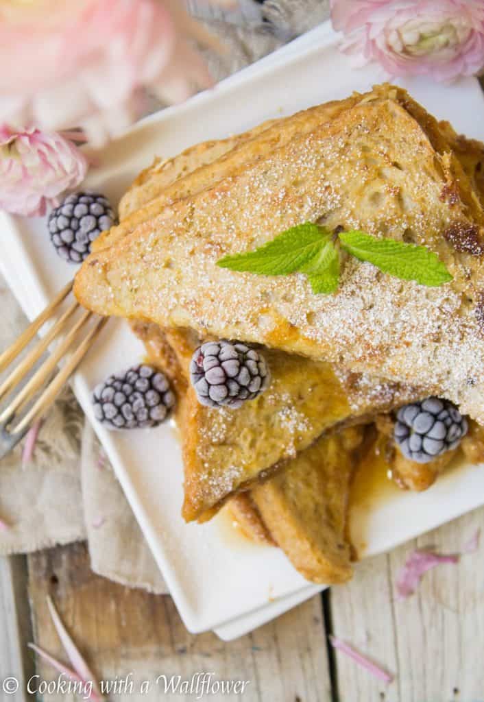 Thick crusty bread stuffed with cookie butter then dipped in a vanilla egg mixture. This cookie butter stuffed French toast is deliciously indulgent, perfect for brunch and special occasions like Mother's Day! | Cooking with a Wallflower