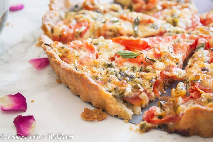 A delicious tart filled with fresh tomato, basil, and mozzarella cheese, this summer caprese tart is easy to put together and perfect for the summer | Cooking with a Wallflower