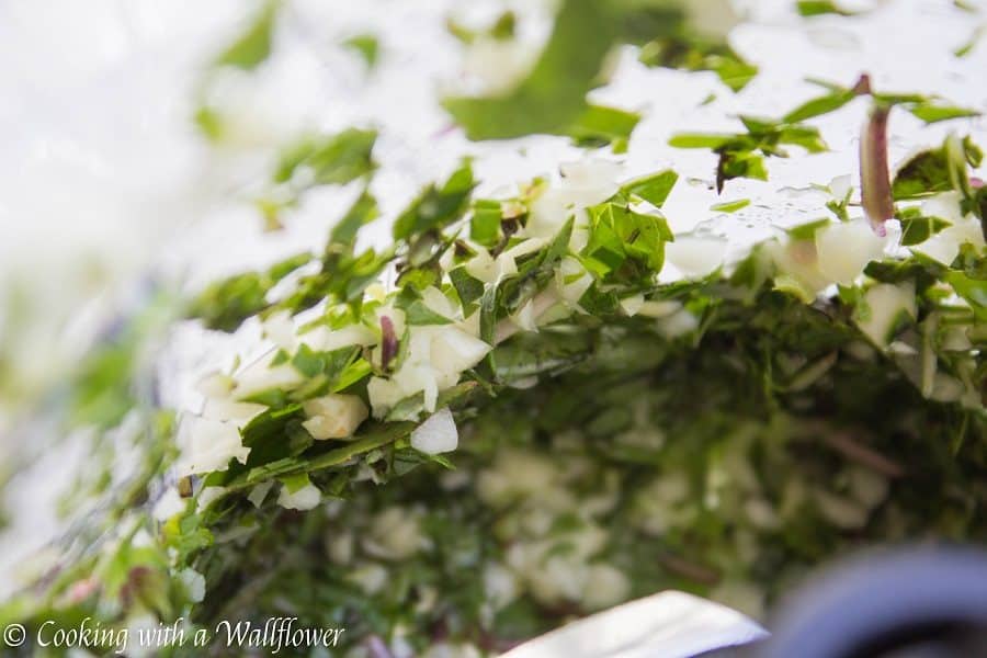 A delicious tart filled with fresh tomato, basil, and mozzarella cheese, this summer caprese tart is easy to put together and perfect for the summer | Cooking with a Wallflower