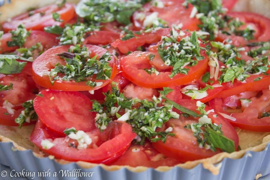 A delicious tart filled with fresh tomato, basil, and mozzarella cheese, this summer caprese tart is easy to put together and perfect for the summer | Cooking with a Wallflower