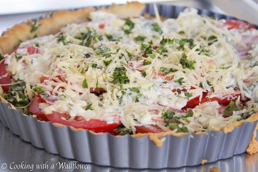 A delicious tart filled with fresh tomato, basil, and mozzarella cheese, this summer caprese tart is easy to put together and perfect for the summer | Cooking with a Wallflower