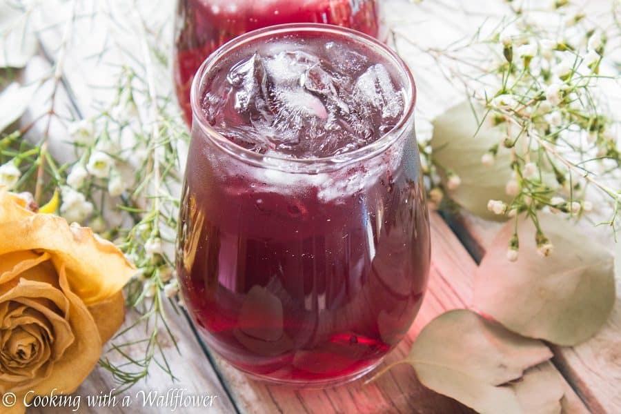 Pomegranate and hibiscus tea topped with vodka. This simple to make pomegranate hibiscus vodka iced tea is the perfect drink for a warm spring evening. | Cooking with a Wallflower