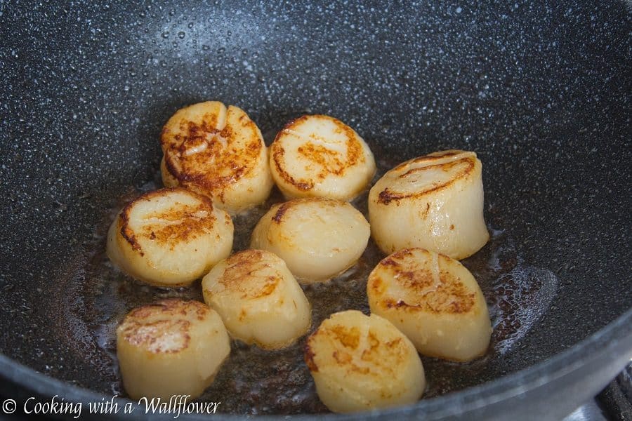 Pasta Carbonara tossed with fresh corn and pan seared scallops is easier than it sounds! This Pasta Carbonara with Pan Seared Scallops is delicious and a great choice for a weeknight dinner. | Cooking with a Wallflower