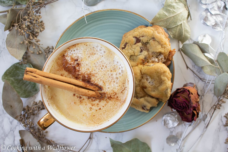 White hot chocolate brewed with chai tea, topped with mini marshmallows and a sprinkle of cinnamon. This chai white hot chocolate is easy to make and perfect for cold winter days. | Cooking With a Wallflower